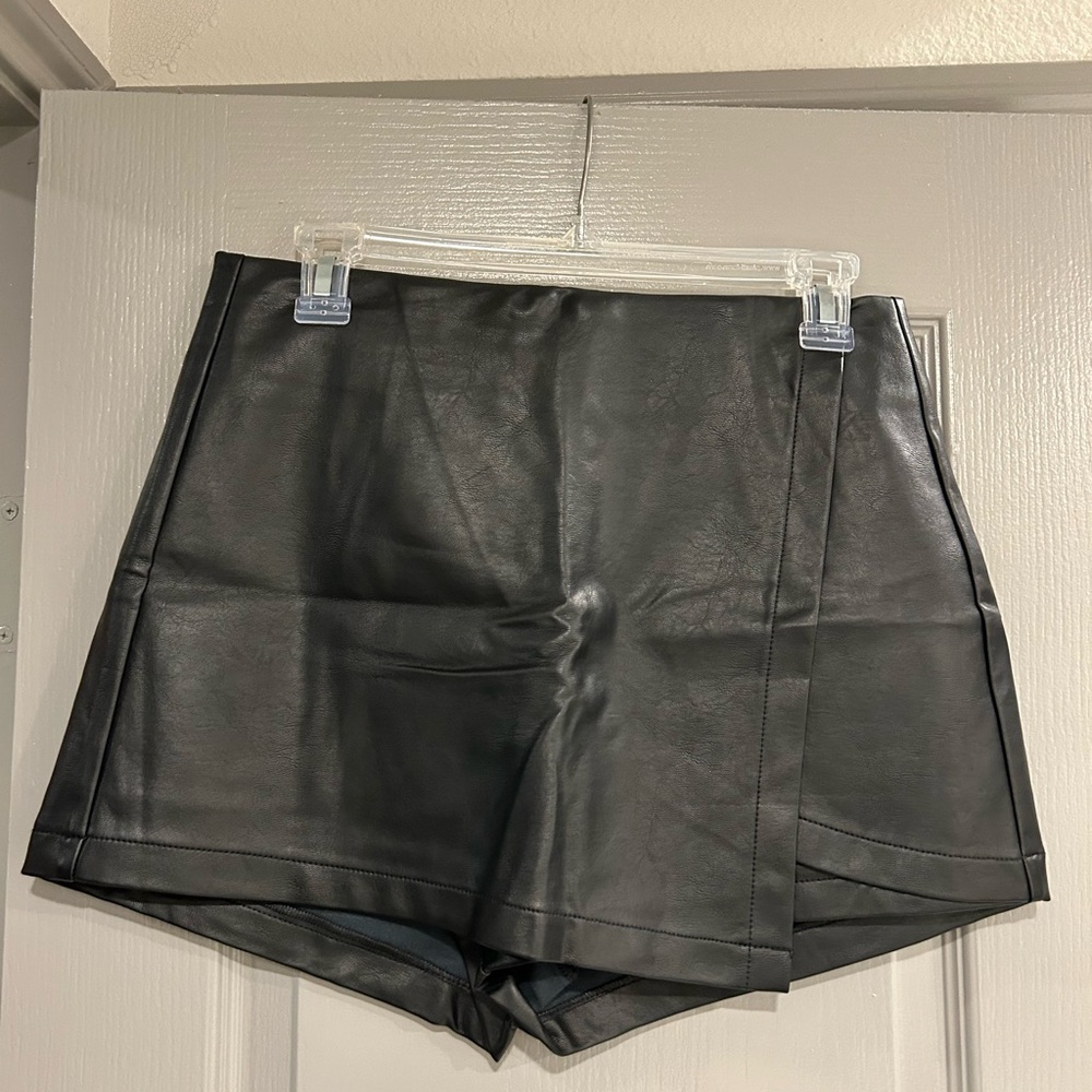 Blu Pepper Black Faux Leather Skorts